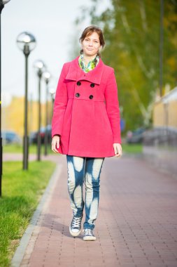 Sonbahar street yürüyüş kırmızı paltolu güzel kadın.
