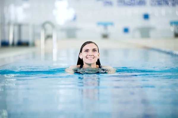 Retrato de uma jovem mulher na piscina desportiva — Fotografia de Stock
