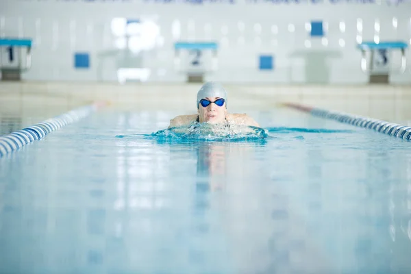 Jong meisje in bril schoolslag streekstijl zwemmen — Stockfoto