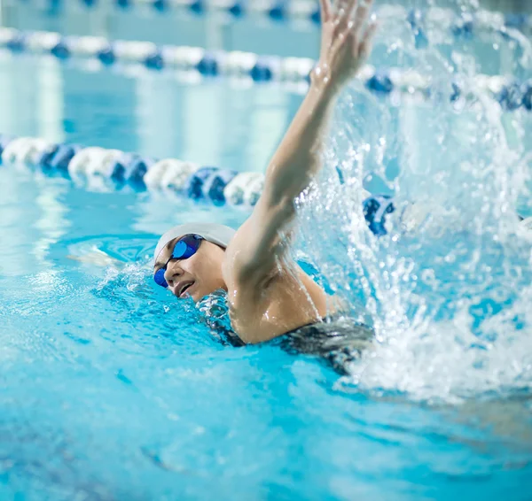 年轻女孩在护目镜游泳自由泳描边样式 — 图库照片