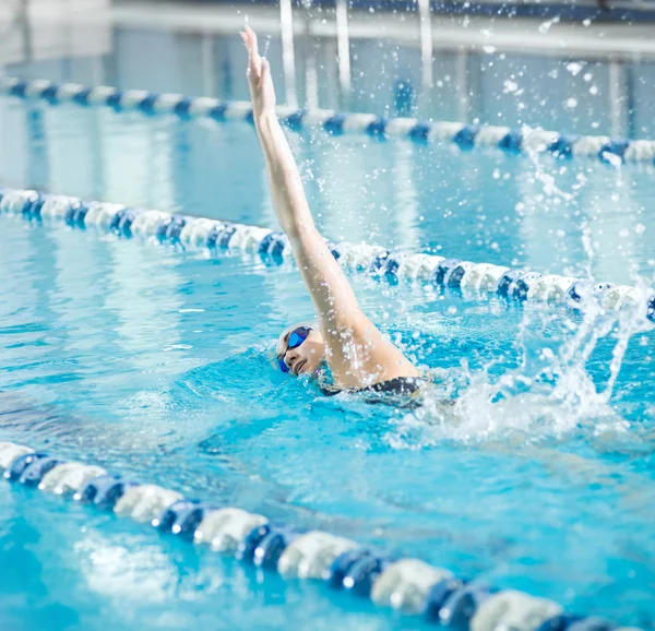 Junges Mädchen in Brille schwimmt vorne kriechen Schlaganfall-Stil — Stockfoto