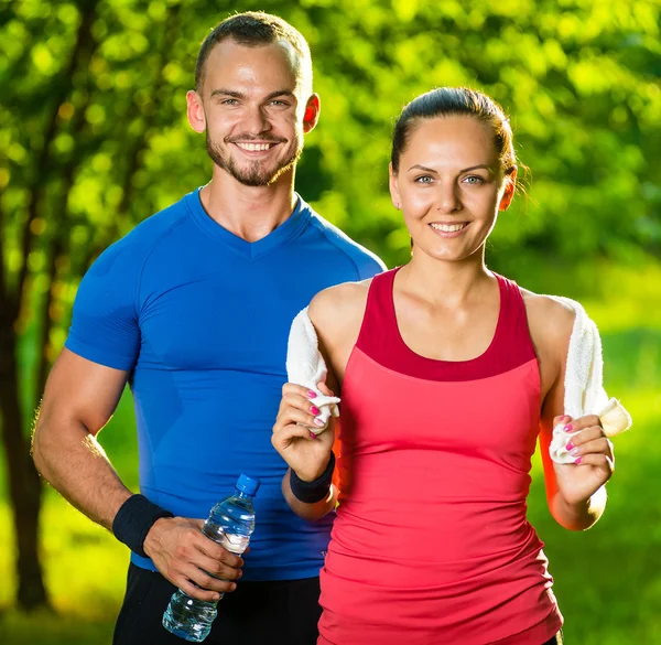 Спортивные мужчина и женщина после физических упражнений — стоковое фото