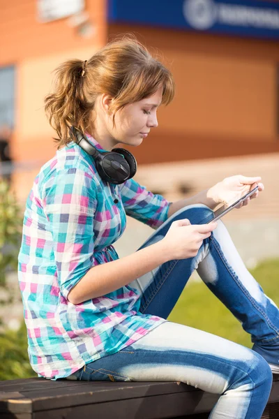 Mooie jonge vrouw student met opmerking zeem. Buiten student. — Stockfoto