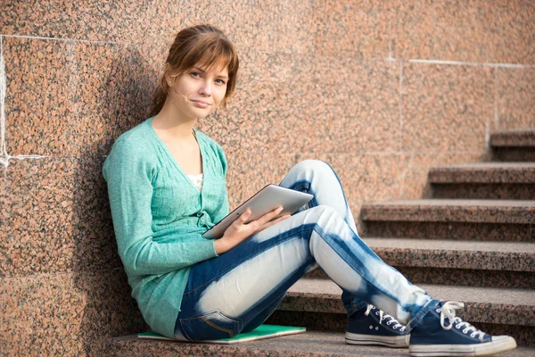 Hermosa joven estudiante con bloc de notas. Estudiante exterior . — Foto de Stock