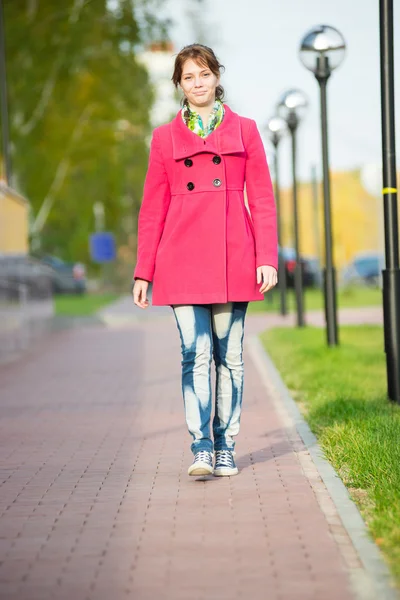 Mulher bonita em casaco vermelho andando rua outono . — Fotografia de Stock