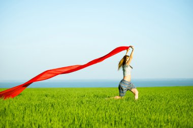 Mutlu kadın kumaş ile buğday alanında. Yaz yaşam tarzı