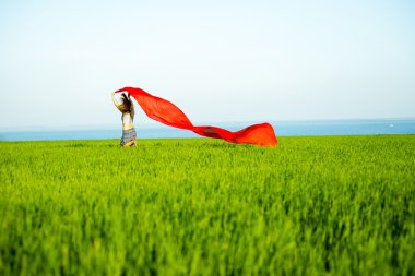 Mutlu kadın kumaş ile buğday alanında. Yaz yaşam tarzı