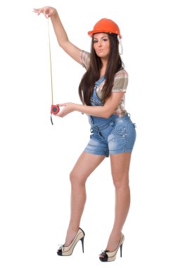 Şerit ölçü aracı tutan genç kadın. Beyaz arka plan üzerinde.