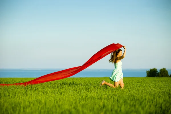 Jovem mulher feliz no campo de trigo com tecido. Estilo de vida verão — Fotografia de Stock