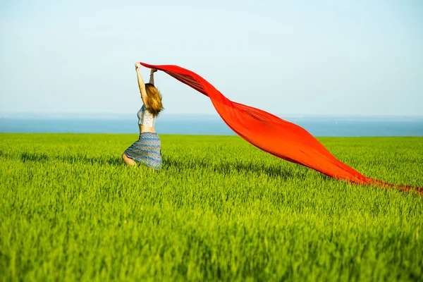 Joven mujer feliz en el campo de trigo con tela. Estilo de vida — Foto de Stock