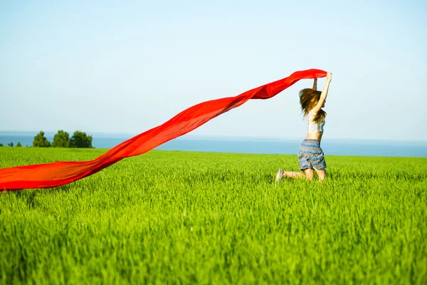 Jeune femme heureuse dans le champ de blé avec du tissu. Style de vie estival — Photo