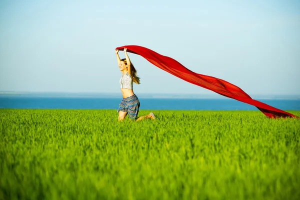 Young happy woman in wheat field with fabric. Summer lifestyle — Stock Photo, Image