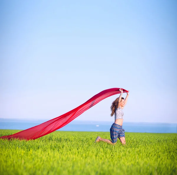 Joven mujer feliz en el campo de trigo con tela. Estilo de vida —  Fotos de Stock