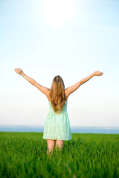 Felicidad mujer estancia al aire libre bajo la luz del sol de la puesta del sol — Foto de Stock