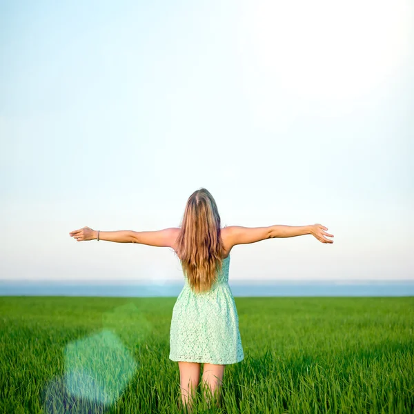 Mutluluk kadın kalmak günbatımı güneş ışığı altında açık