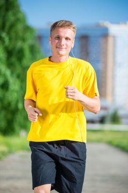 Sportif adam şehir sokak Parkı koşu. Açık alan fitness.