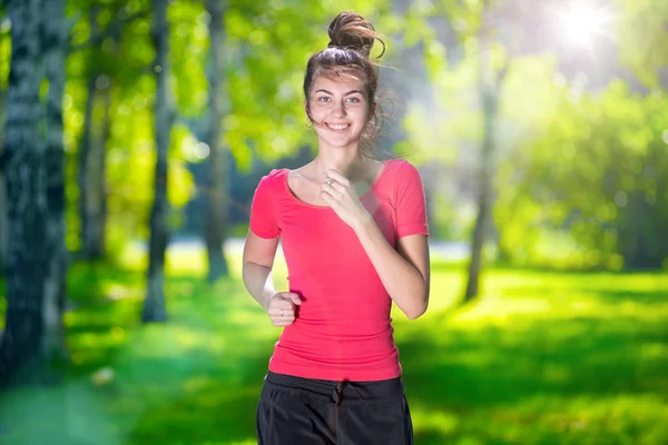 Corredor - mujer corriendo al aire libre en el parque verde —  Fotos de Stock
