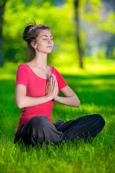 Junge Frau macht Yoga-Übungen — Stockfoto