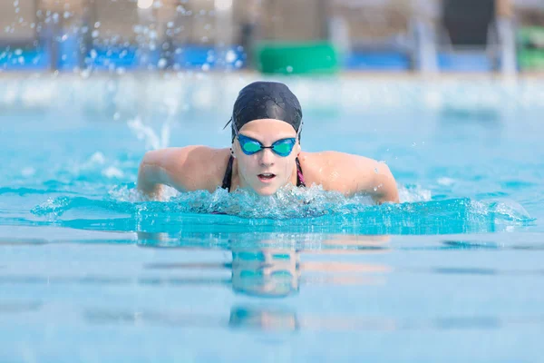 Menina jovem natação borboleta estilo acidente vascular cerebral — Fotografia de Stock