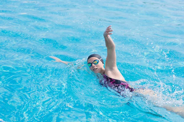 Frau in Schutzbrille schwimmt im Crawl-Stil — Stockfoto