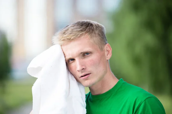 Hombre cansado después del tiempo de aptitud y ejercicio. Con toalla blanca — Foto de Stock