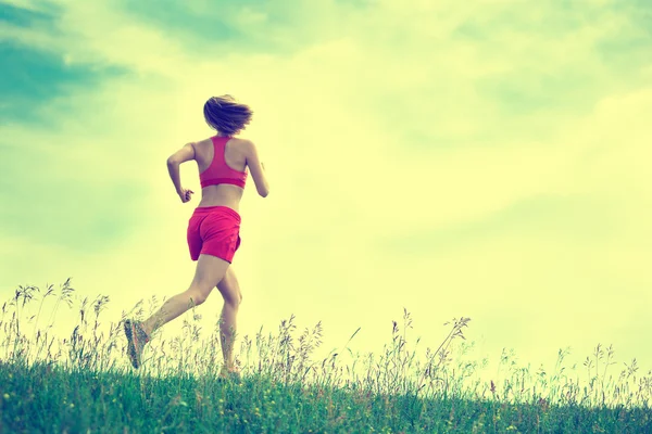 Fiatal nő fut nyáron park vidéki út. Szabadtéri gyakorlatok. — Stock Fotó