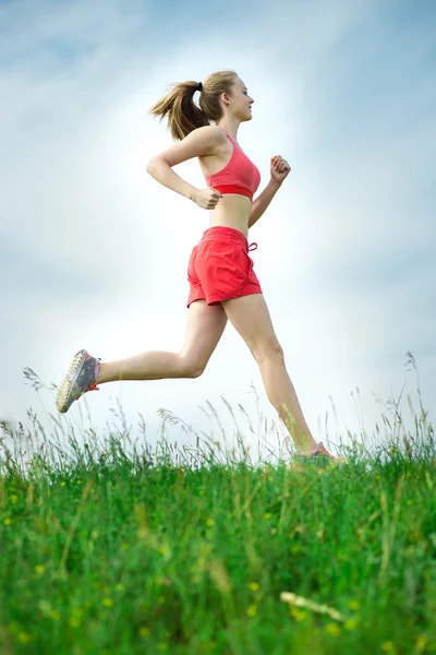 Νεαρή γυναίκα τρέχει καλοκαίρι πάρκο αγροτικό δρόμο. Υπαίθριες ασκήσεις. — Φωτογραφία Αρχείου