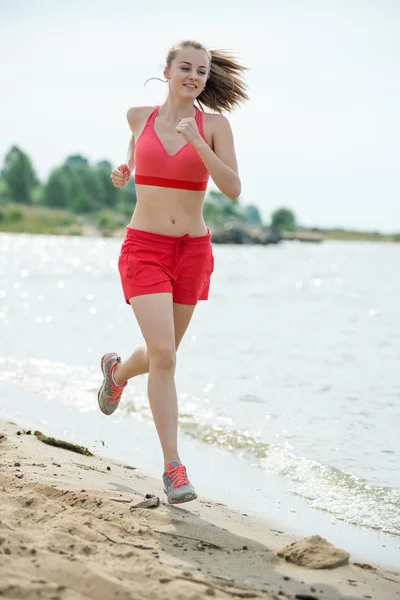 Młoda dama działa na słoneczne lato piasek plaży. Treningu. Jogging — Zdjęcie stockowe