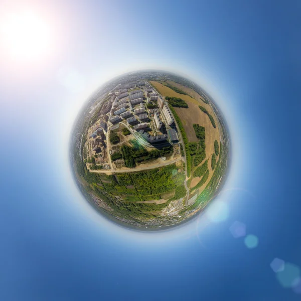 Luchtfoto van het centrum. Kruispunt, huizen, gebouwen en parken. Kleine planeet bol. — Stockfoto