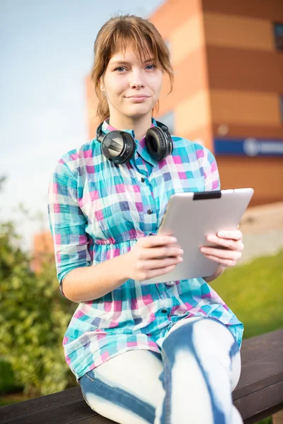 Beautiful young woman student with note pad. Outdoor student. — Stock Photo, Image