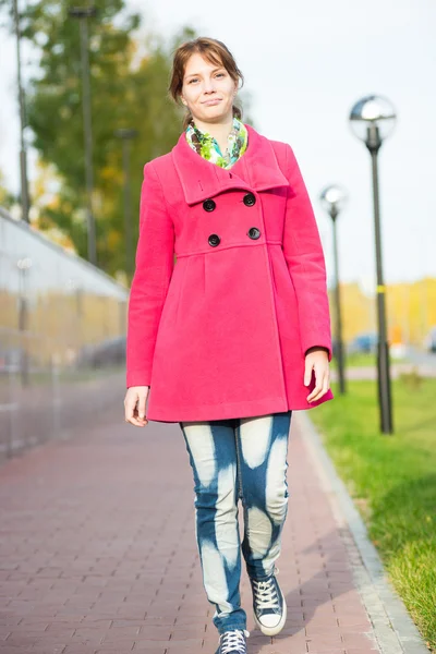 Mulher bonita em casaco vermelho andando rua outono . — Fotografia de Stock