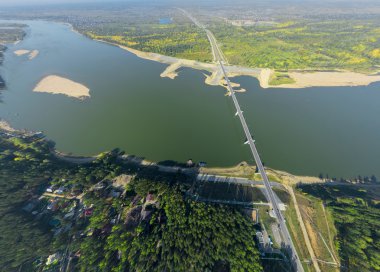 Şehrin havadan görünümü. Kavşak, evler, binalar ve parklar.