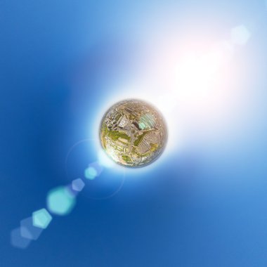 Şehrin havadan görünümü. Kavşak, evler, binalar ve parklar. Küçük gezegen Küre.