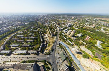 Şehrin havadan görünümü. Kavşak, evler, binalar ve parklar.