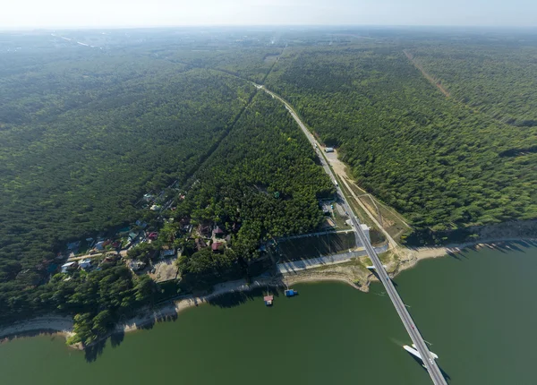 A légi felvétel a belváros. Crossroads, családi házak, épületek és parkok. — Stock Fotó