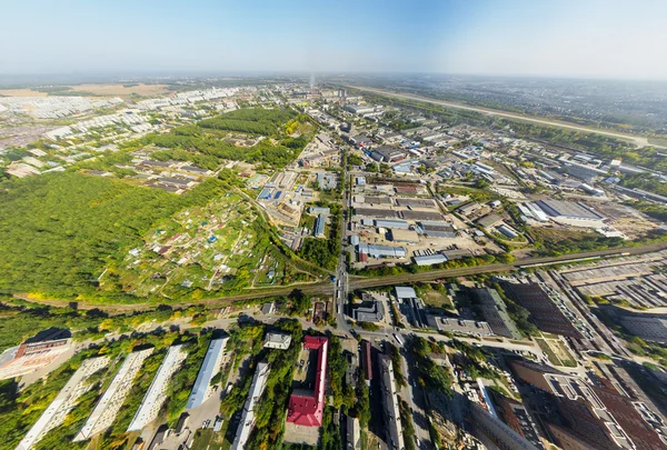 Widok na centrum miasta. Skrzyżowaniu, domy, budynki i parki. — Zdjęcie stockowe