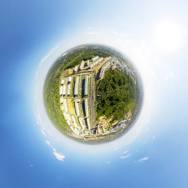 Vue aérienne du centre-ville. Carrefour, maisons, bâtiments et parcs. Petite sphère planétaire . — Photo