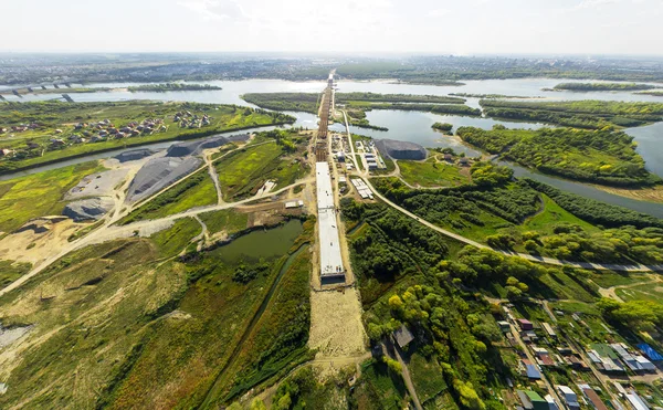 Widok na centrum miasta. Skrzyżowaniu, domy, budynki i parki. — Zdjęcie stockowe