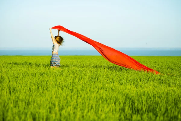 Young happy woman in wheat field with fabric. Summer lifestyle — Stock Photo, Image