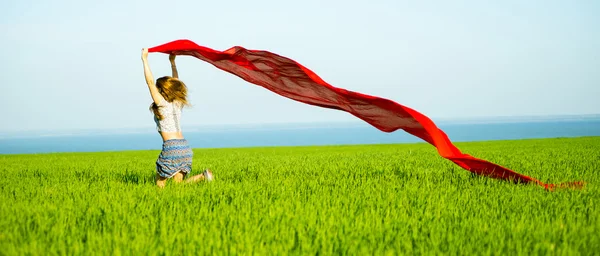 Młoda kobieta szczęśliwa w polu pszenicy z tkaniny. Lata życia — Zdjęcie stockowe