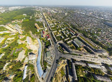 Şehrin havadan görünümü. Kavşak, evler, binalar ve parklar.