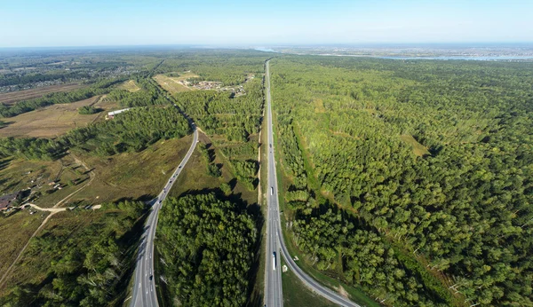 ダウンタウンの空撮。岐路に立って、家、建物および公園. — ストック写真