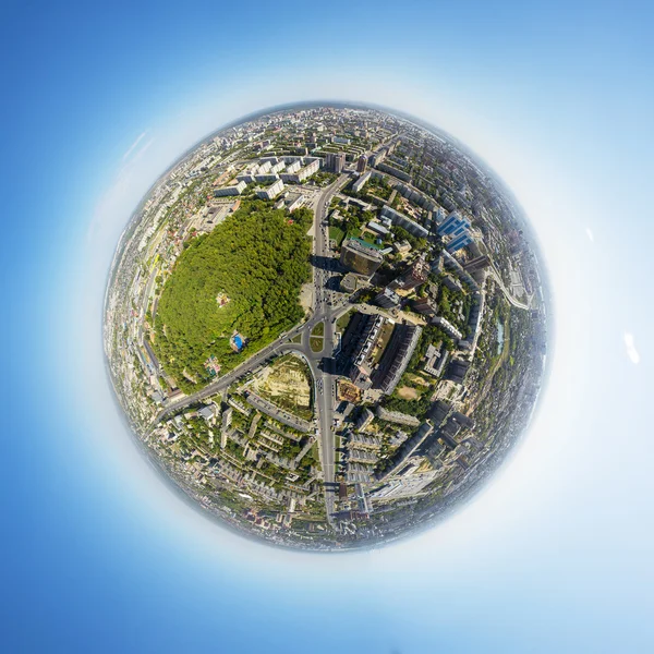 Luchtfoto van het centrum. Kruispunt, huizen, gebouwen en parken. Kleine planeet bol. — Stockfoto