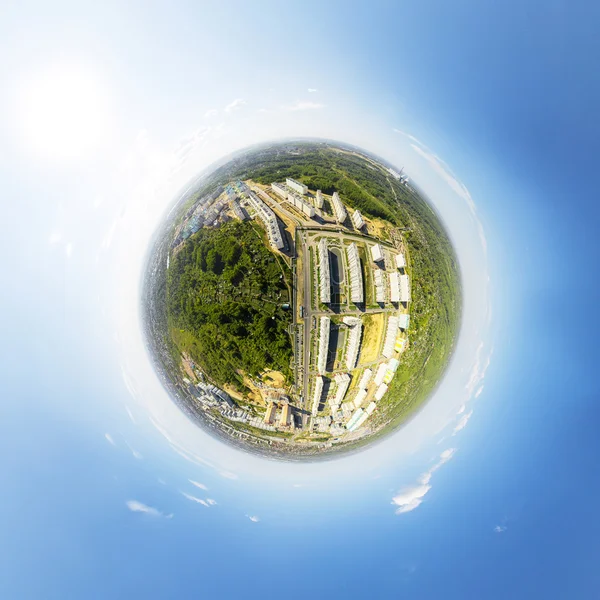 Widok na centrum miasta. Skrzyżowaniu, domy, budynki i parków. Mała planeta Kula. — Zdjęcie stockowe