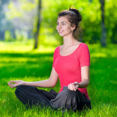 Yoga yapan genç bir kadın.