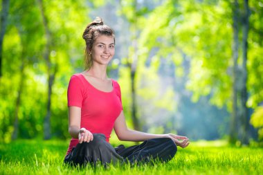 Yoga yapan genç bir kadın.