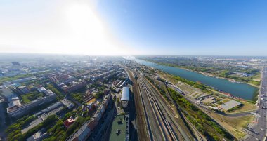 Şehrin havadan görünümü. Kavşak, evler, binalar ve parklar.