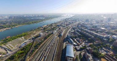 Şehrin havadan görünümü. Kavşak, evler, binalar ve parklar.