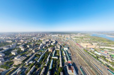 Şehrin havadan görünümü. Kavşak, evler, binalar ve parklar.