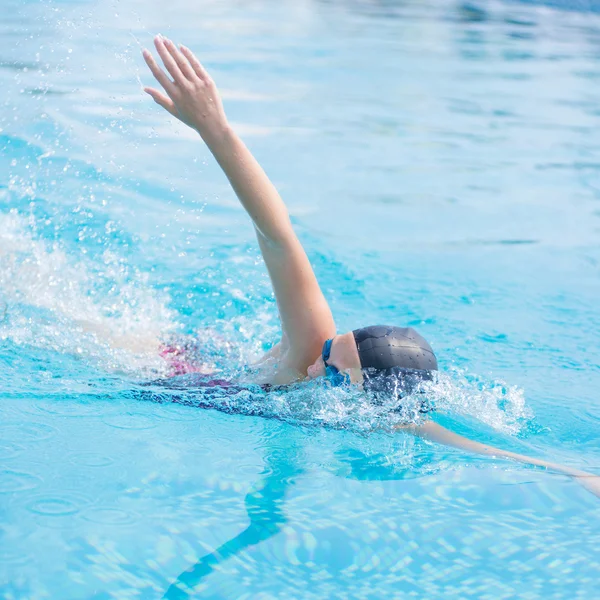 Nő az első csúszás stílust úszás védőszemüveg — Stock Fotó